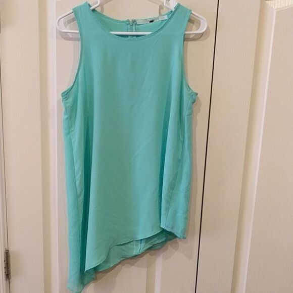 Gibson Asymmetrical Hem Sleeveless Top (C2) - Picture 1 of 7